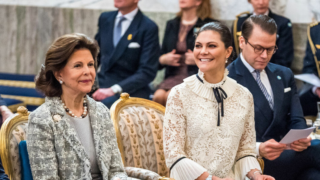 Victoria strålade i en vit blus signerad Erdem för H&M. Kronprinsessan Victoria