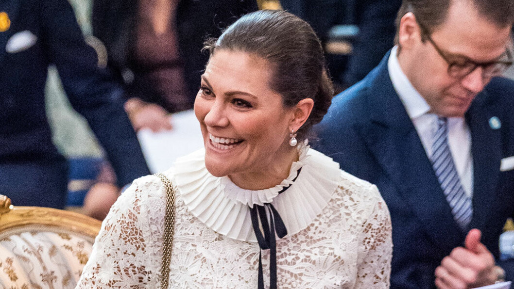 Kungaparet, kronprinsessan och prins Daniel gjorde entré tillsammans och sedan följde en eftermiddag med musik – och mingel. Kronprinsessan Victoria på Kungliga slottet