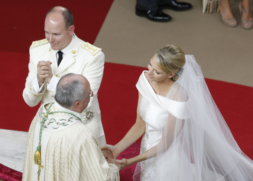 Bernard Barsi håller Charlene i handen på hennes bröllop. Furst Albert och furstinnan Charlenes bröllop, Charlene håller handen med Bernard Barsi