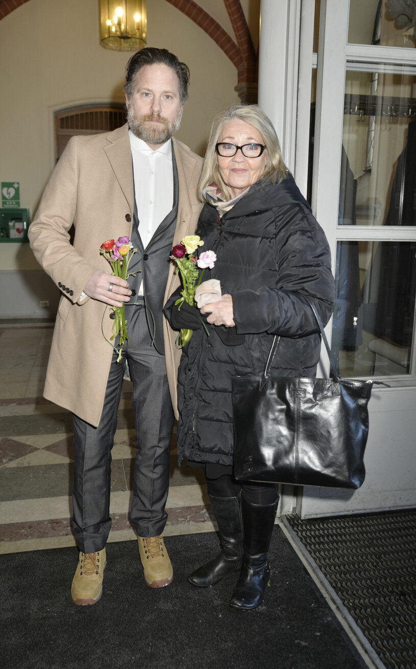 Rederiet-skådisarna Göran Gillinger och Carina Lidbom dök upp tillsammans på begravningen. Göran Gillinger och Carina Lidbom på Bert-Åke Vargs begravning 2 februari 2023.