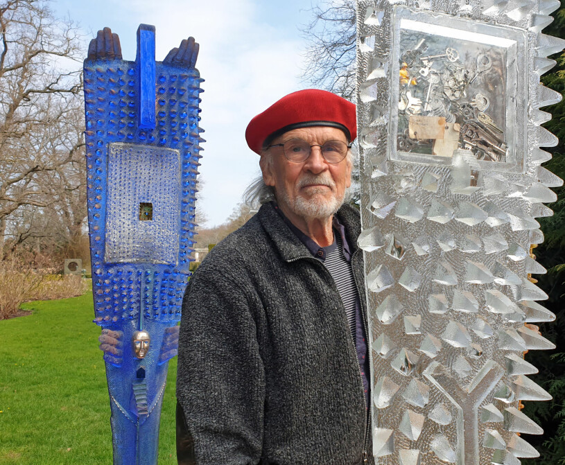 Bertil Vallien med några av de 13 verk som han visar på Solliden i sommar. Bertil Vallien Utställning Sollidens slott