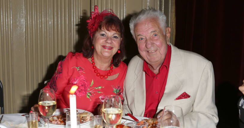 Fina Bert-Åke och Juliana – här på en kräftskiva 2018.