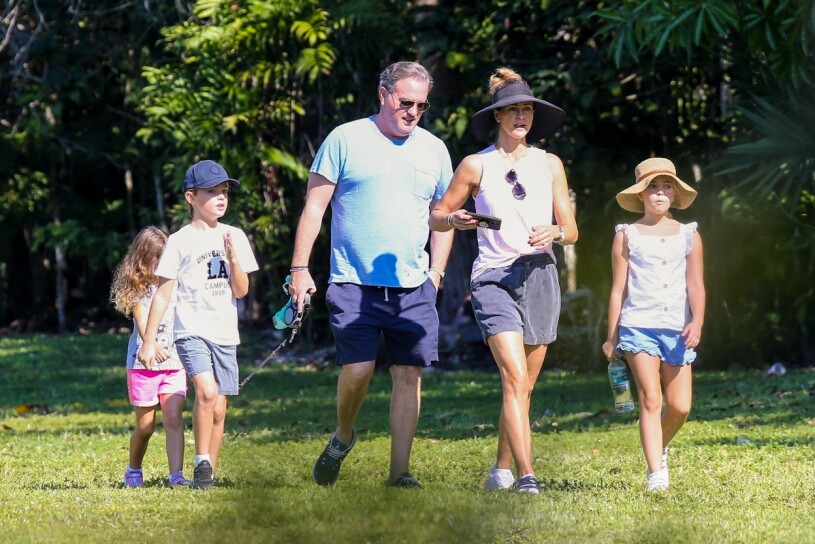 En glimt av prinsessfamiljens vardag i Florida! Prinsessan Adrienne, prins Nicolas, Chris O'Neill, prinsessan Madeleine och prinsessan Leonore