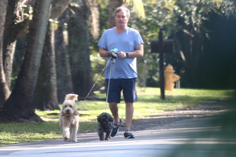 Även en hundpromenad klämdes in. Chris O'Neill är ute och går med hundarna Teddy och Oreo