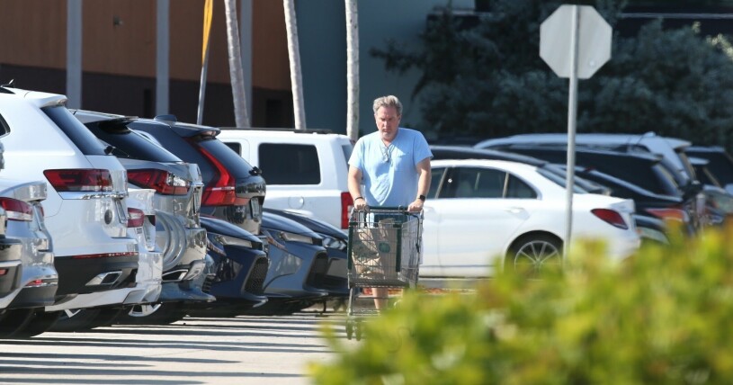 En avslappnad Chris handlar i den lyxiga matbutiken Whole Foods. Chris O'Neill handlar på matbutiken Whole Foods i Florida