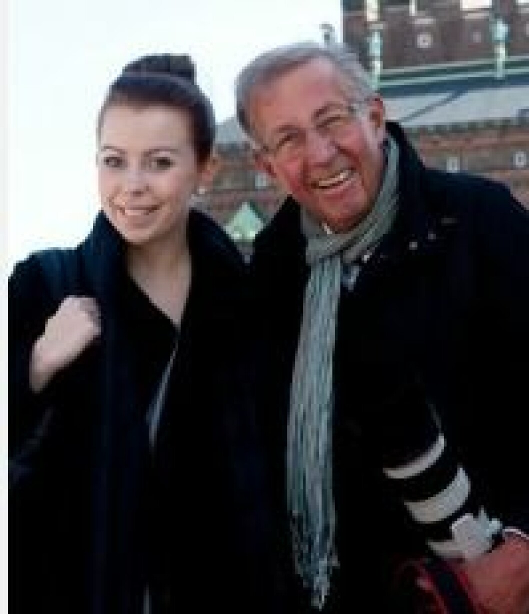 Johanna och Charles bevakar kungafamiljens firande. Johanna och Charles bevakar kungafamiljens firande.