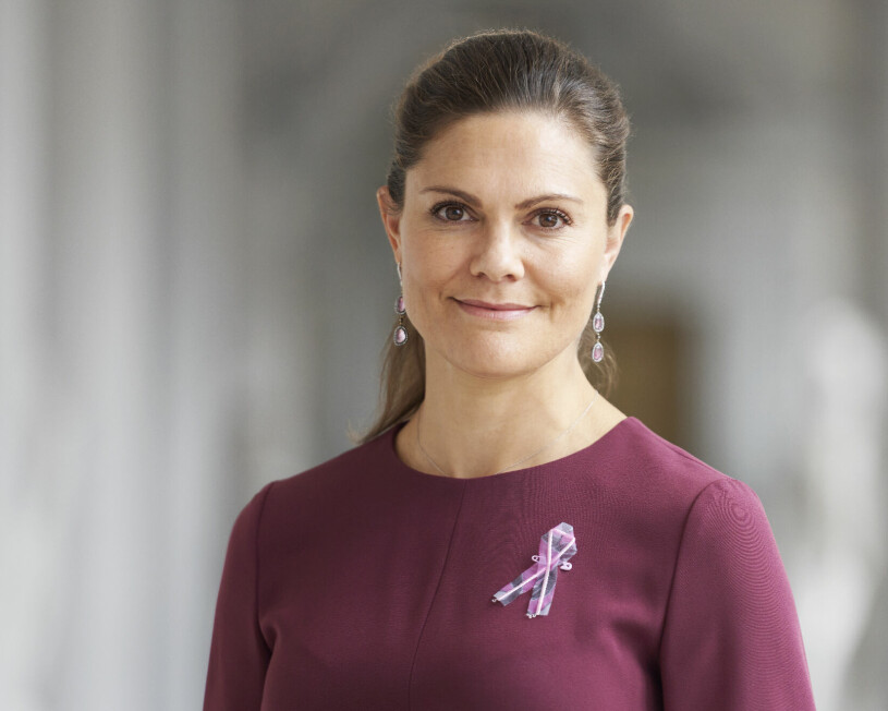 Kronprinsessan Victoria med Rosa Bandet 2021, skapat av designern Selam Fessahaye... Kronprinsessan Victoria Rosa Bandet 2021