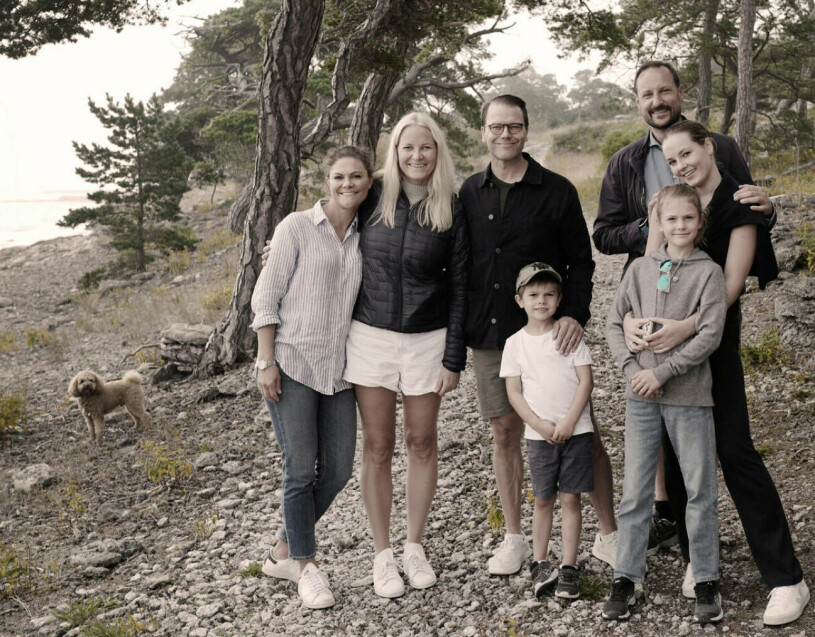 Äntligen återförenade! Kronprinsessan Victoria, kronprinsessan Mette-Marit, prins Daniel, prins Oscar, kronprins Haakon, prinsessan Ingrid Alexandra och prinsessan Estelle på semester