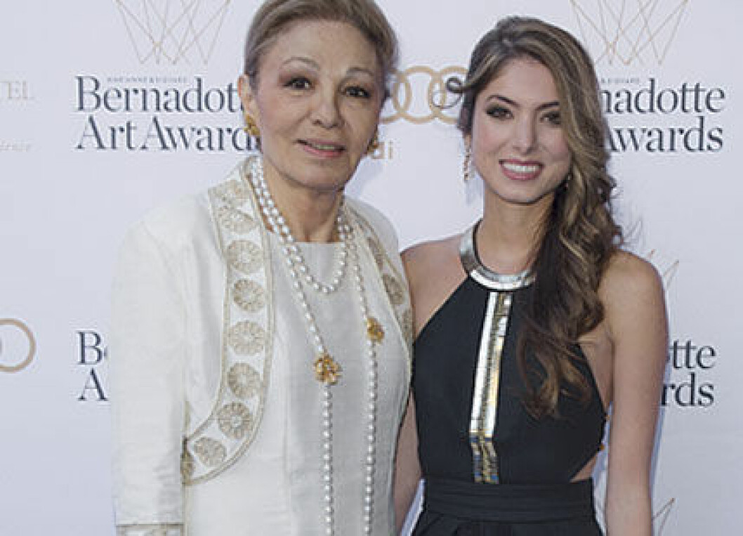 Bilden-Farah-Dipa-med-barnbarnet-Prinsessan-Noor-av-Iran
