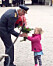 Barnen lämnar blommor till kung Carl Gustav