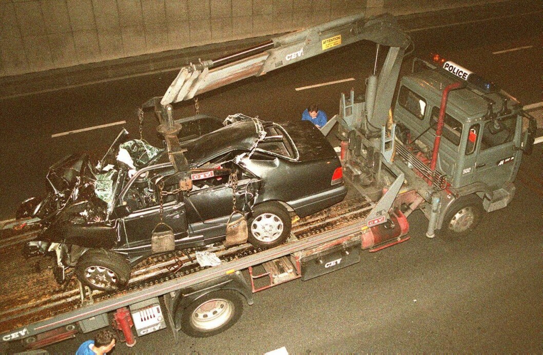 Den krashade bilen bogseras bort. Dianas bil
