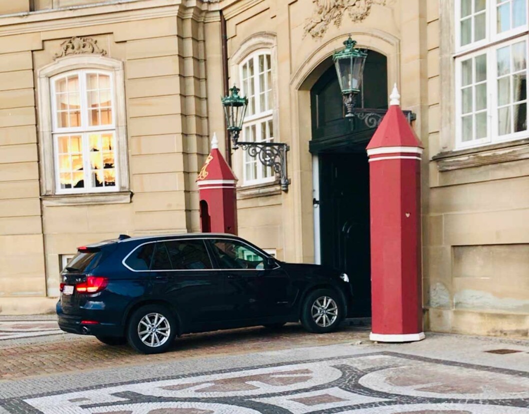 Victoria och Daniel på väg in på Amalienborgs slott. Kronprinsessan Victoria och prins Daniel på väg till kvällens privata middag på Amalienborg i Köpenhamn.