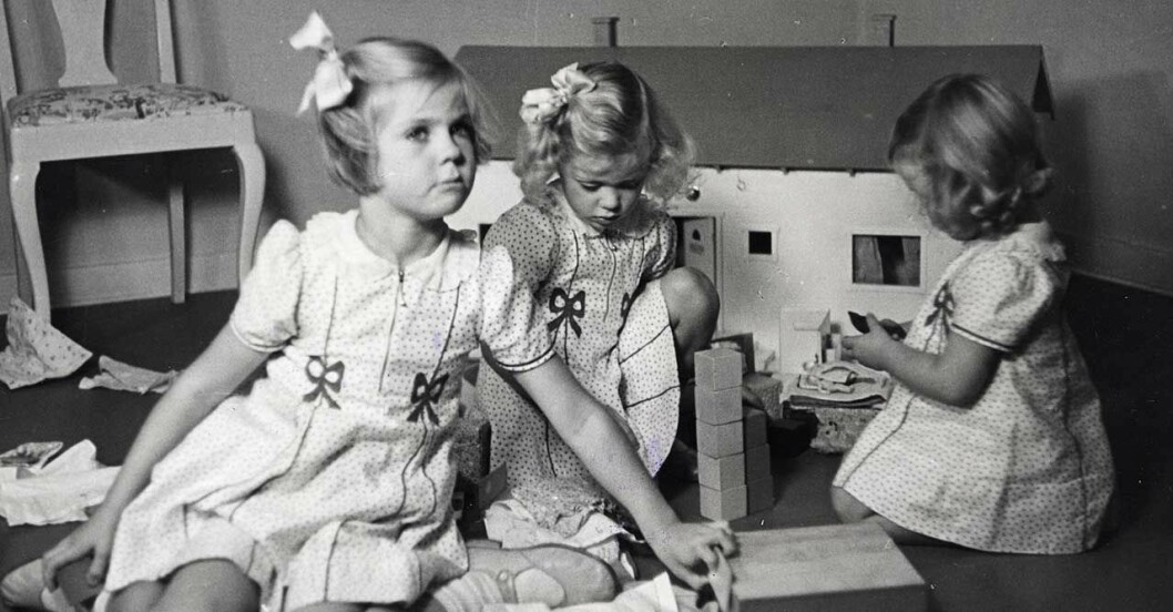 Prinsessan Birgitta i lekstugan på haga