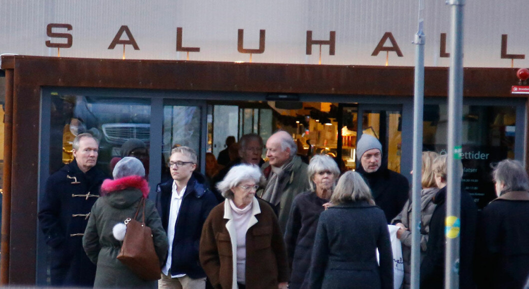 Ser du prinsessan Margaretha och prinsessan Birgitta i vimlet? Hagasessorna lunchar i Östermalmshallen för att fira prinsessan Birgittas 80-årsdag 2017.