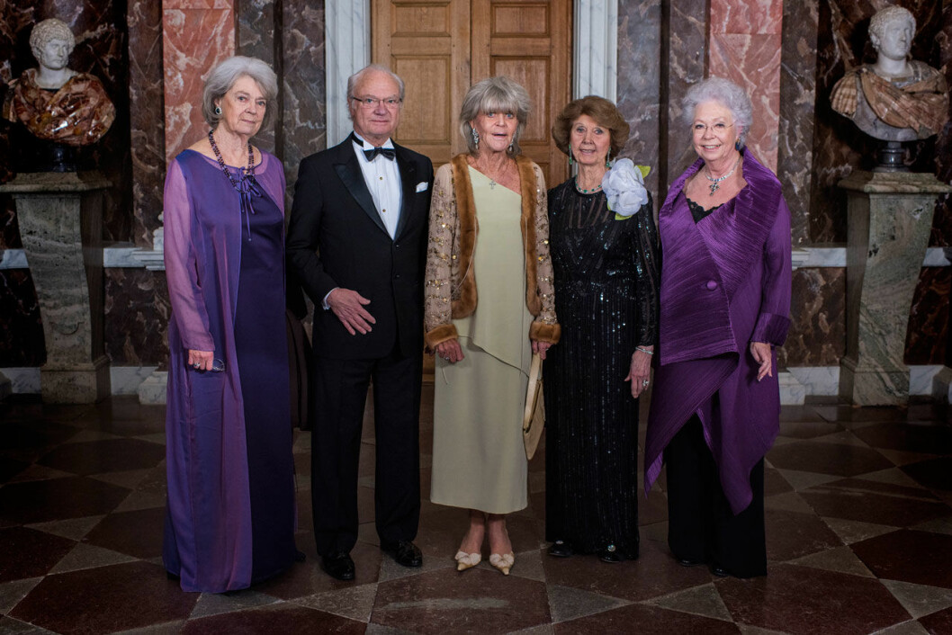 Hagasessorna kan inte fira lillebror kungen på födelsedagen. Prinsessan Birgitta med sina syskon: prinsessan Margaretha, kungen, prinsessan Désirée och prinsessan Crhistina.