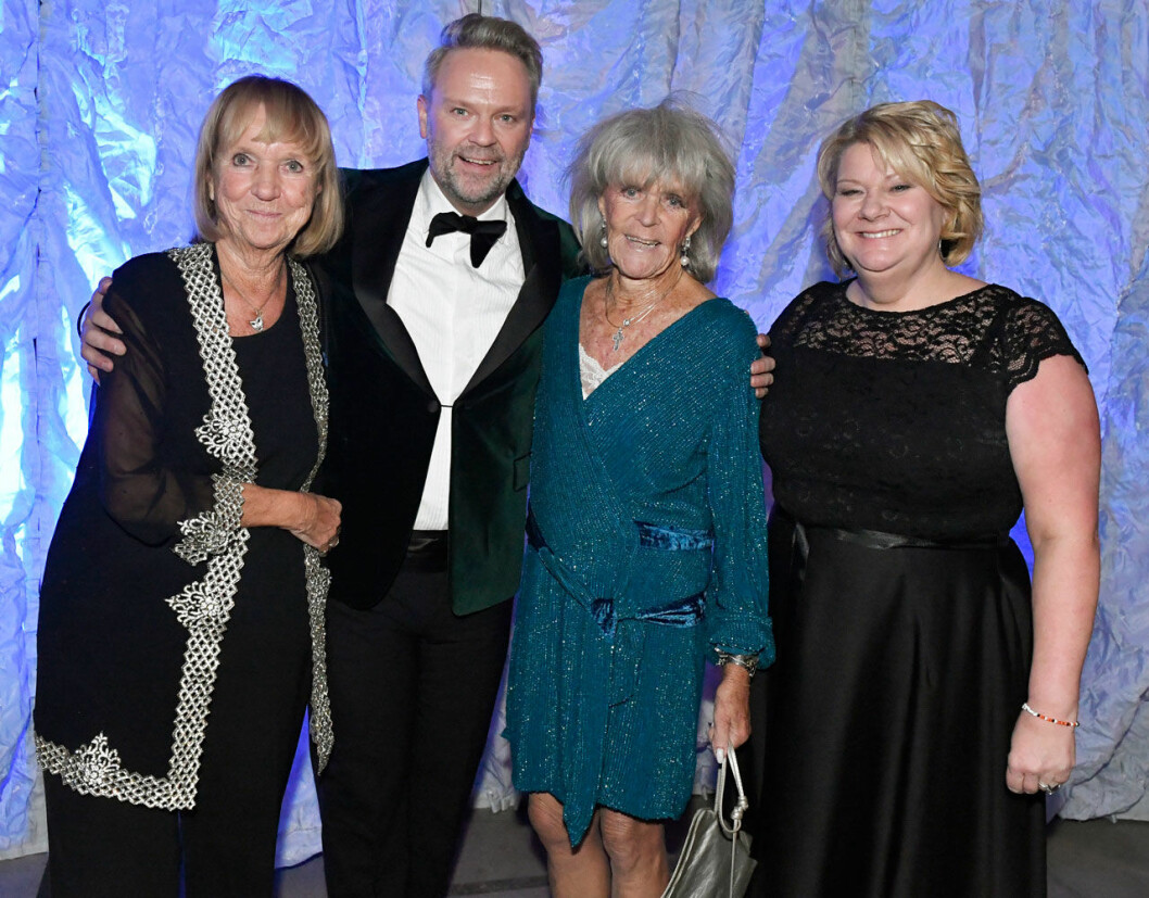 Prinsessan Birgitta med Tommy och Gunilla Ivarsson, och sin väninna Vicky von der Lancken (som ropade in Kjell Engmans glaskonstverk Gudinnan i bersån).