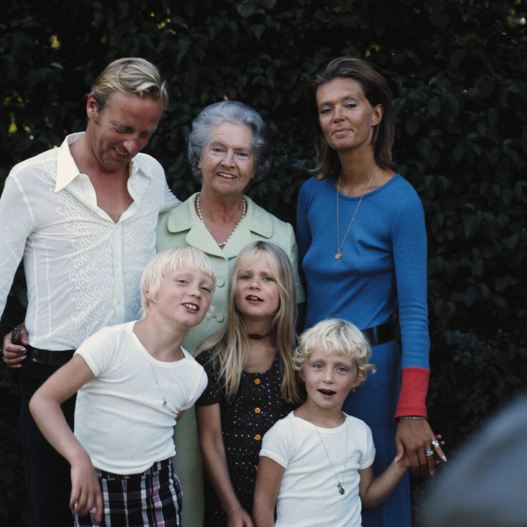 Spana in den här härliga 1970-talsbilden på prinsessan Birgitta och hennes familj, samlade runt prinsessan Sibylla! Prinsessan Birgitta och hennes familj, samlade runt prinsessan Sibylla.