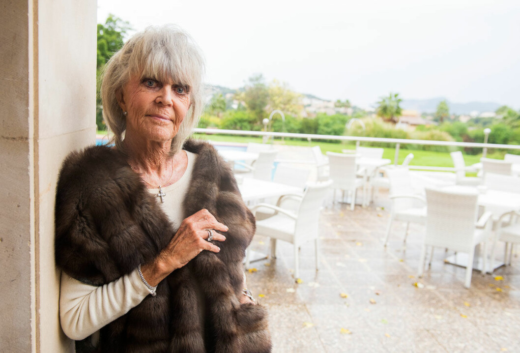 De spanska myndigheternas beslut att sätta Spanien i karantän innebar stopp för prinsessan Birgittas dagliga 18-hålsrunda på golfbanan. Prinsessan Birgitta på Mallorca.