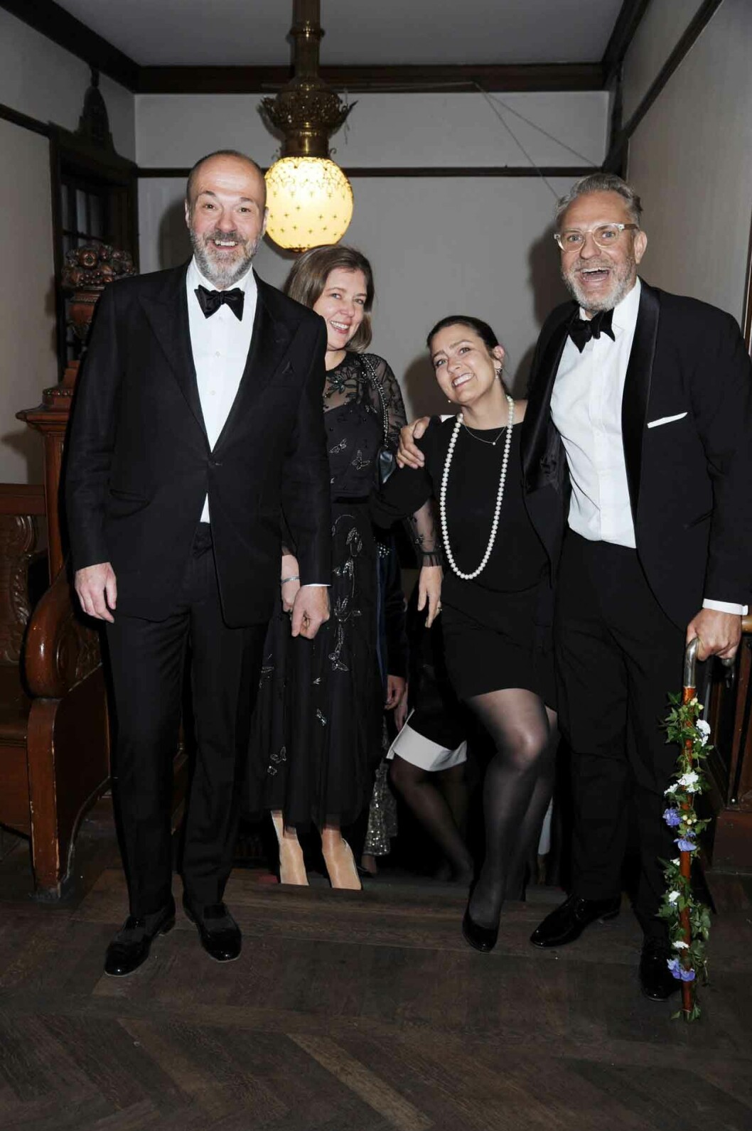 Festkvartett på plats! Konstexperten Joakim Geiger med Cinya Aminoff, Caroline Edelstam och antikhandlaren Niklas Larsson. Festkvartett på plats! Konstexperten Joakim Geiger med Cinya Aminoff, Caroline Edelstam och antikhandlaren Niklas Larsson.