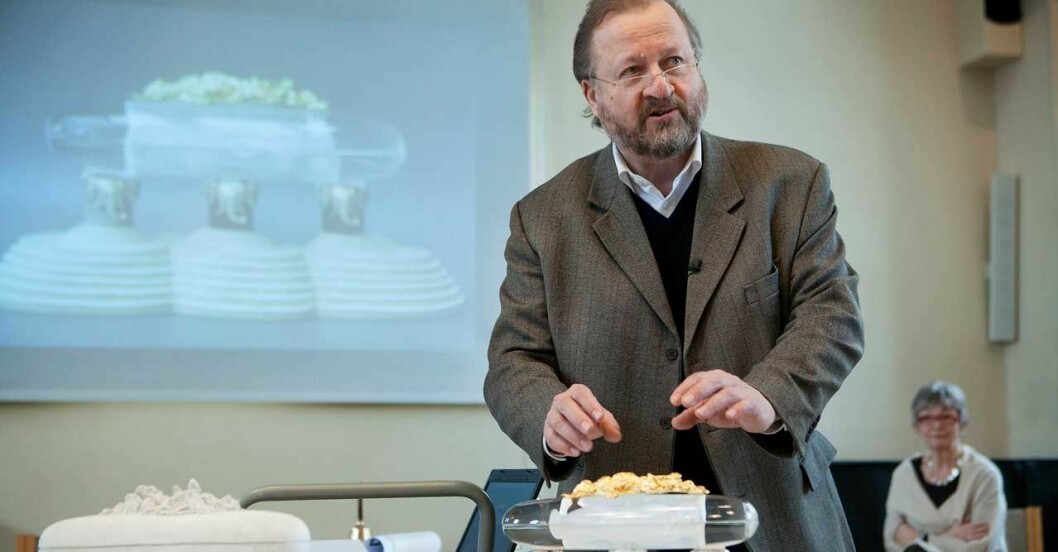 Konstnären Bjørn Nørgaard visar upp en miniatyr av Margrethes sakrofag. Konstnären Björn Nörgaard visar upp en miniatyr av Margrethes sakrofag.