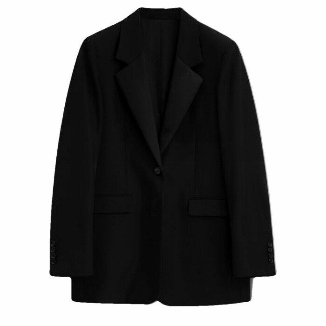 Kavaj från Filippa K. <a href="https://apprl.com/al/56Kz/" target="_blank" rel="noopener">Här kan du köpa den.</a> Svart kavaj från Filippa K