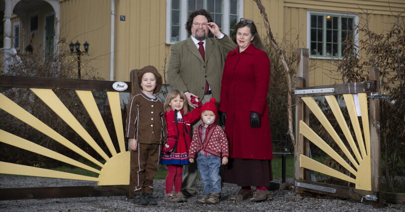 Edward och Gunilla med sina tre barn utanför deras hem i Huddinge.