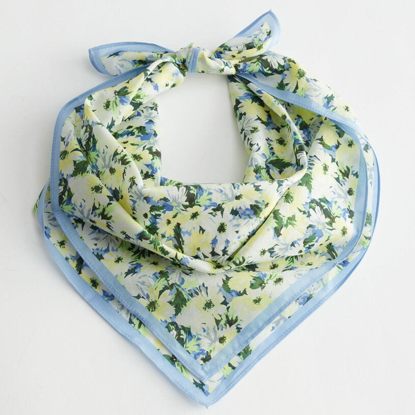 blå blommig scarf
