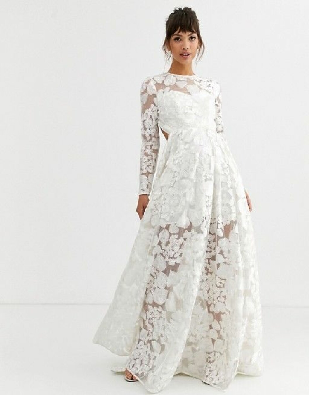 En bild på en brudklänning med broderade blommor och öppen rygg från Asos.