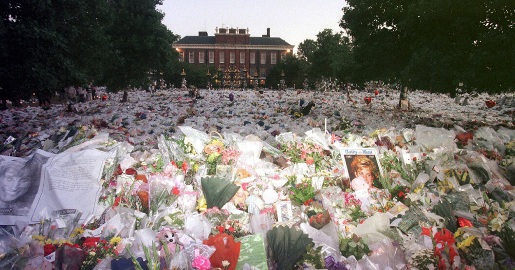 Blommor utanför Kensington Palace inför Prinsessan av Wales’, lady Diana Spencer, begravning.