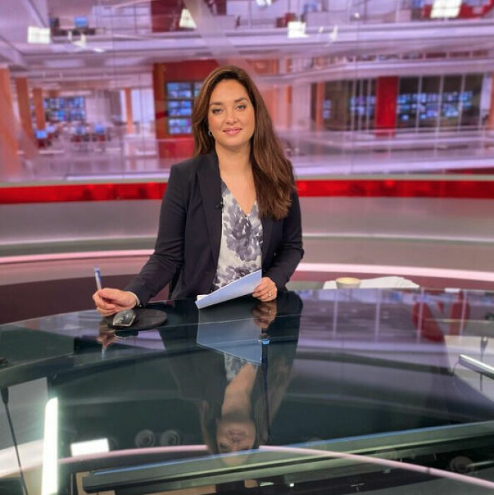 Matilda Boza i TV4 Nyheterna i blå kavaj och blommig blus