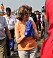 Drottningen med städhandskar, plockar skräp på en strand i Mumbai.