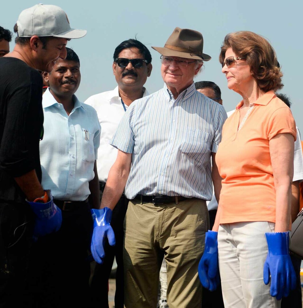 Kungaparet med mannen bakom projektet: Miljökämpen Afroz Shah. Kungaparet med advokaten och miljökämpen Afroz Shah.