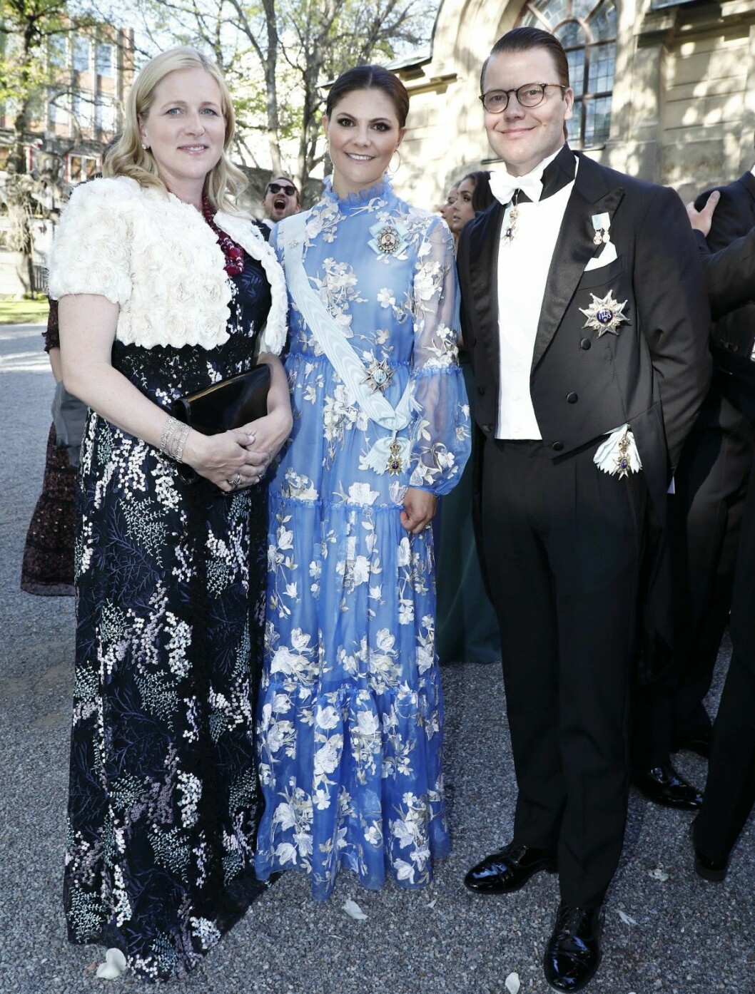 Kronprinsessan Victoria och prins Daniel småpratade glatt med Cristina Stenbeck och hennes man Alexander Fitzgibbons. Kronprinsessan Victoria och prins Daniel med Cristina Stenbeck och Alexander Fitzgibbons på Joen Bonniers och Jessica Crawleys bröllop i Hedvig Eleonora Kyrka i Stockholm 2018-05-12.