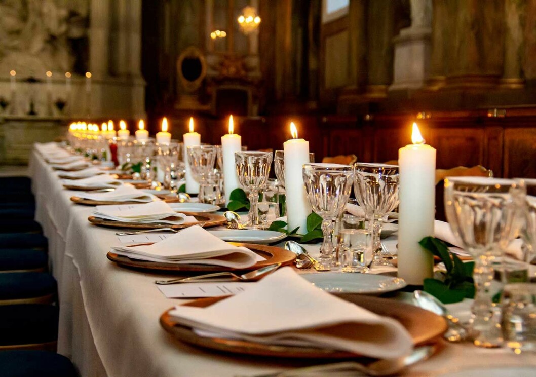 Visst ser det stämningsfullt ut? Dukat till middag i Slottskyrkan på Stockholms slott.