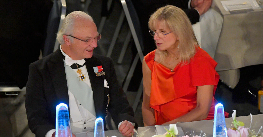 Kungen satt intill professor Evi Heldin under 2017 års Nobelbankett. Kungen satt intill professor Evi Heldin under 2017 års Nobelbankett.