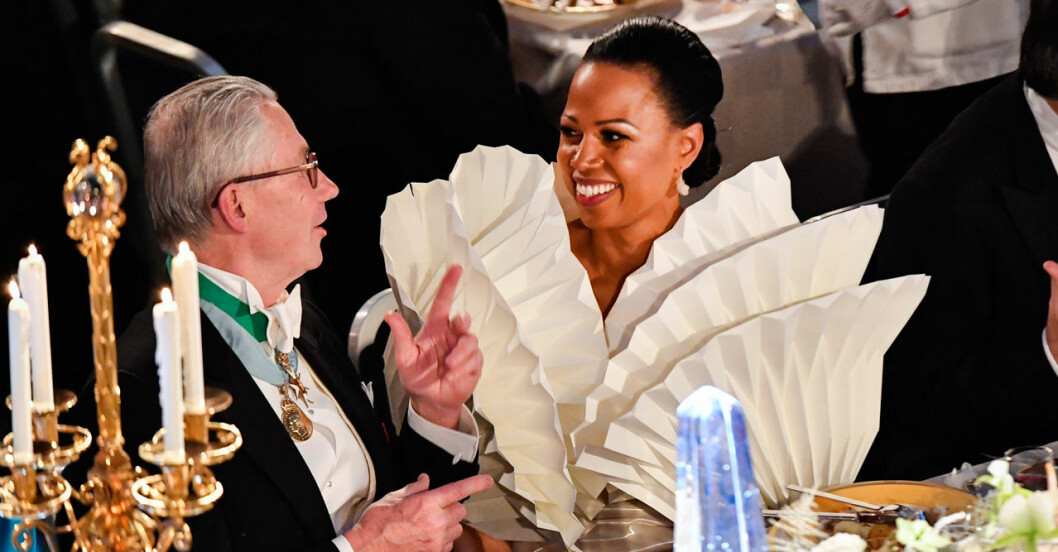 År 2017 verkade Tord Magnuson vara nöjd med sin placering vid bordet under Nobel! År 2017 verkade Tord Magnuson vara nöjd med sin placering vid bordet under Nobel!