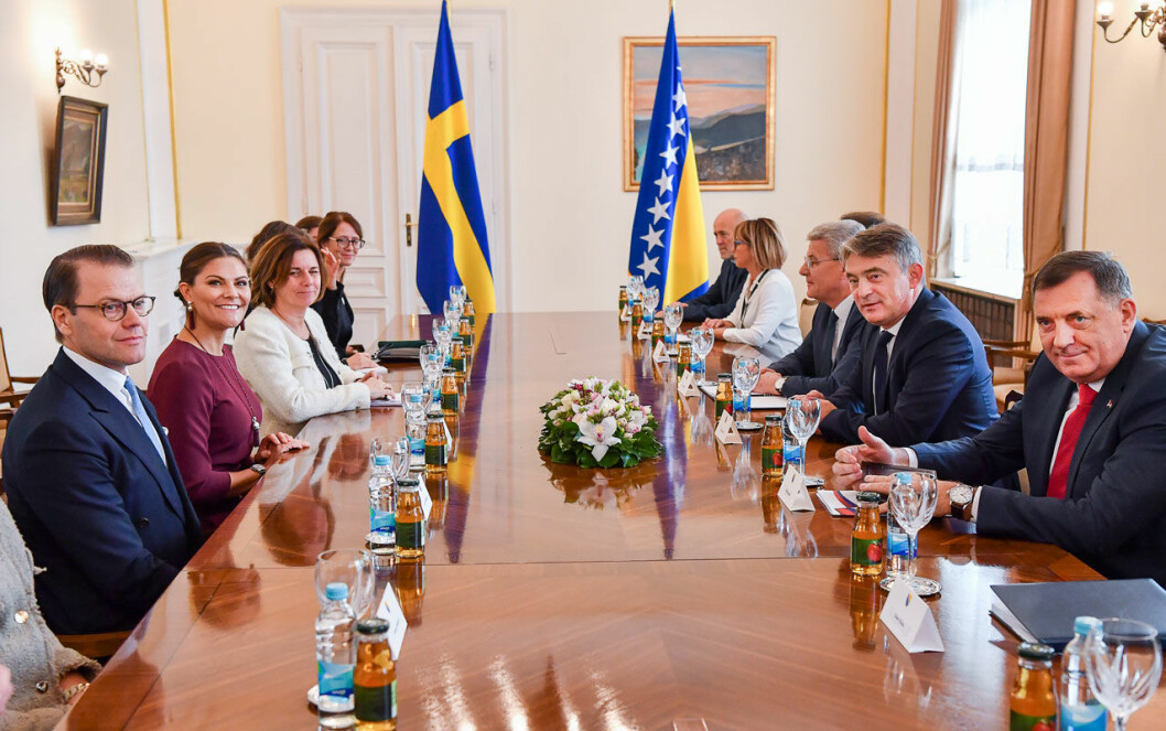 Isabella Lövin vid Victorias och Daniels sida i Sarajevo. Isabella Lövin vid kronprinsessan Victorias sida i Sarajevo.