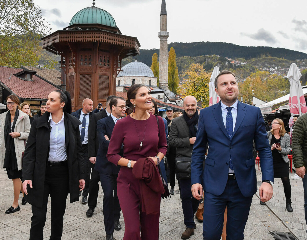 Det tre dagarna i Bosnien krympte och blev bara två. Men sedan gick allt som på räls. Till höger Sarajevos borgmästare Abdulah Skaka. Kronprinsessan Victoria med Sarajevos borgmästare Abdulah Skaka (till höger).