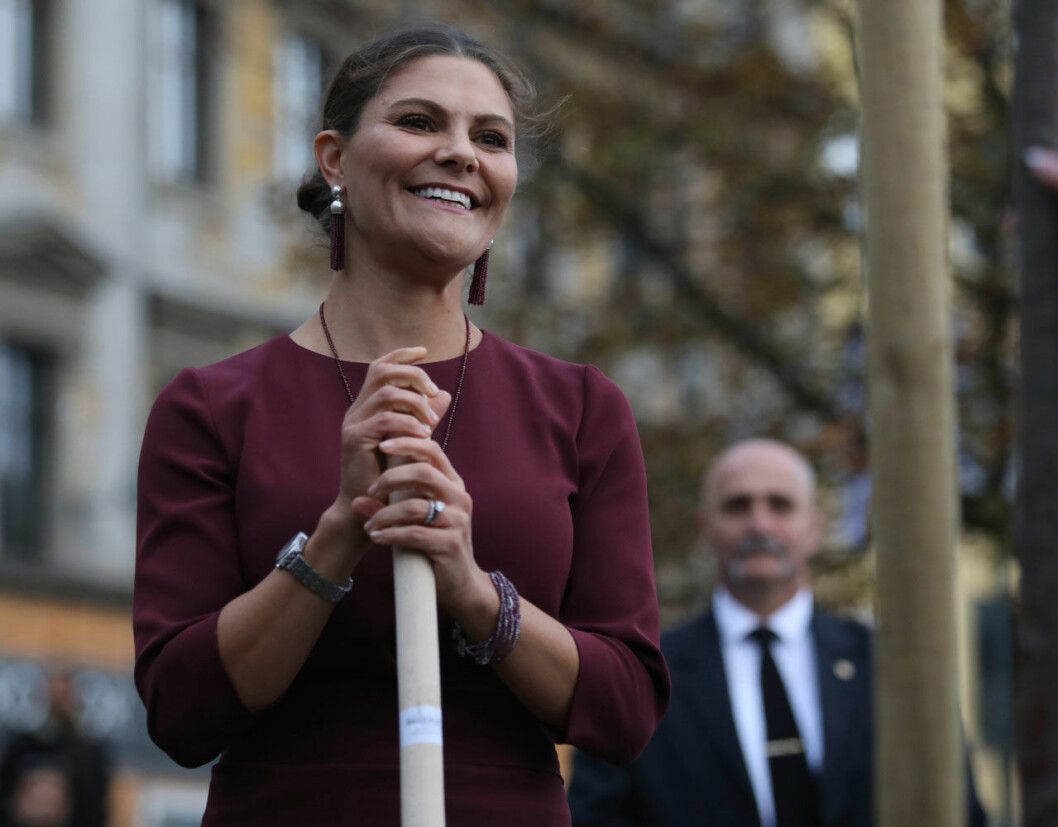 Under besöket i Bosnien och Hercegovina planterade kronprinsessan Victoria ett körsbärsträd i en av Sarajevos parker.