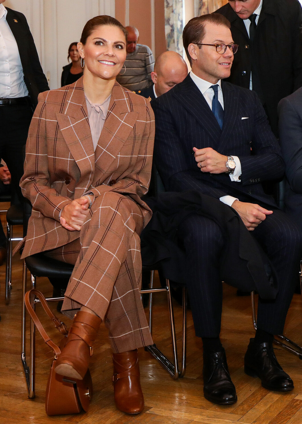 Looken dag 2! Victoria i kostym från Acne Studios. Väskan kommer från Little Liffner. Kronprinsessan Victoria i Bosnien, i rutig kostym från Acne Studios. Väskan kommer från Little Liffner.