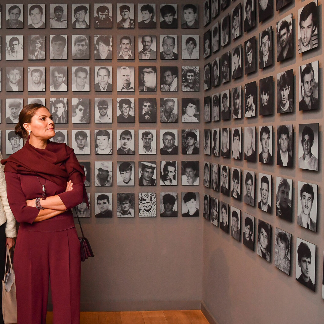 Fotoutställningen lyfter minnet av de mer än 8 000 personer som dödades i samband med folkmordet i Srbrenica i juli 1995. Kronprinsessan Victoria besöker Srebrenica-utställningen på galleriet Gallery 11/07/95 i Sarajevo, Bosnien.
