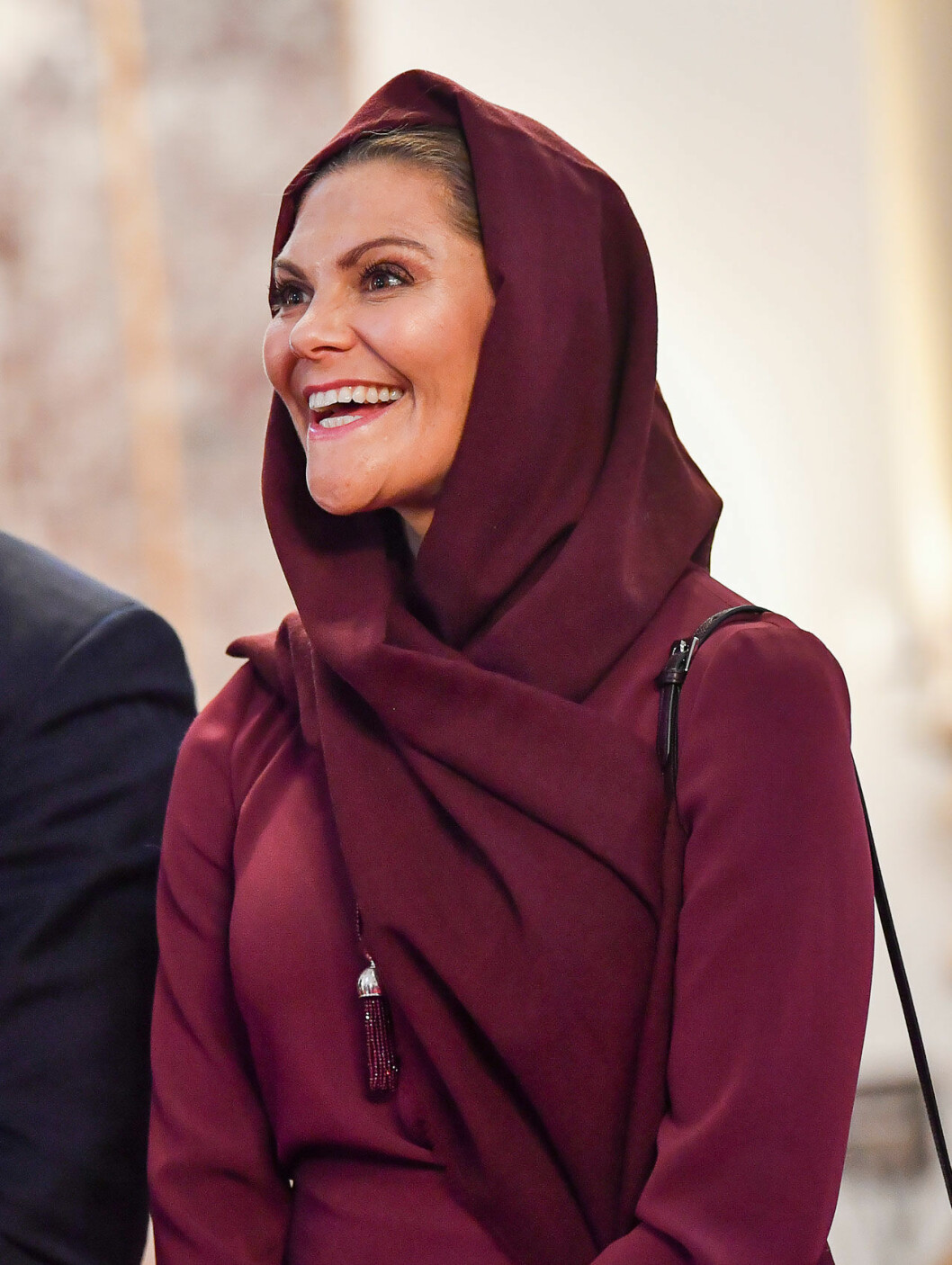Kronprinsessan Victoria täckte håret med en sjal under besöket i moskén. Kronprinsessan Victoria täckte håret med en sjal under besöket i moskén.