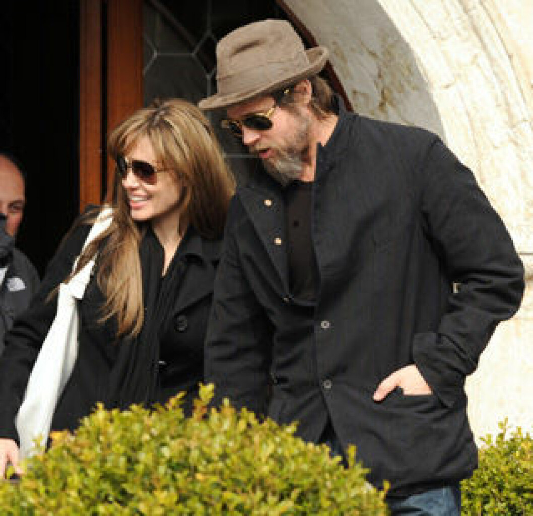 Brad Pitt och Angelina Jolie har det stökigt hemma, enligt deras anställda.