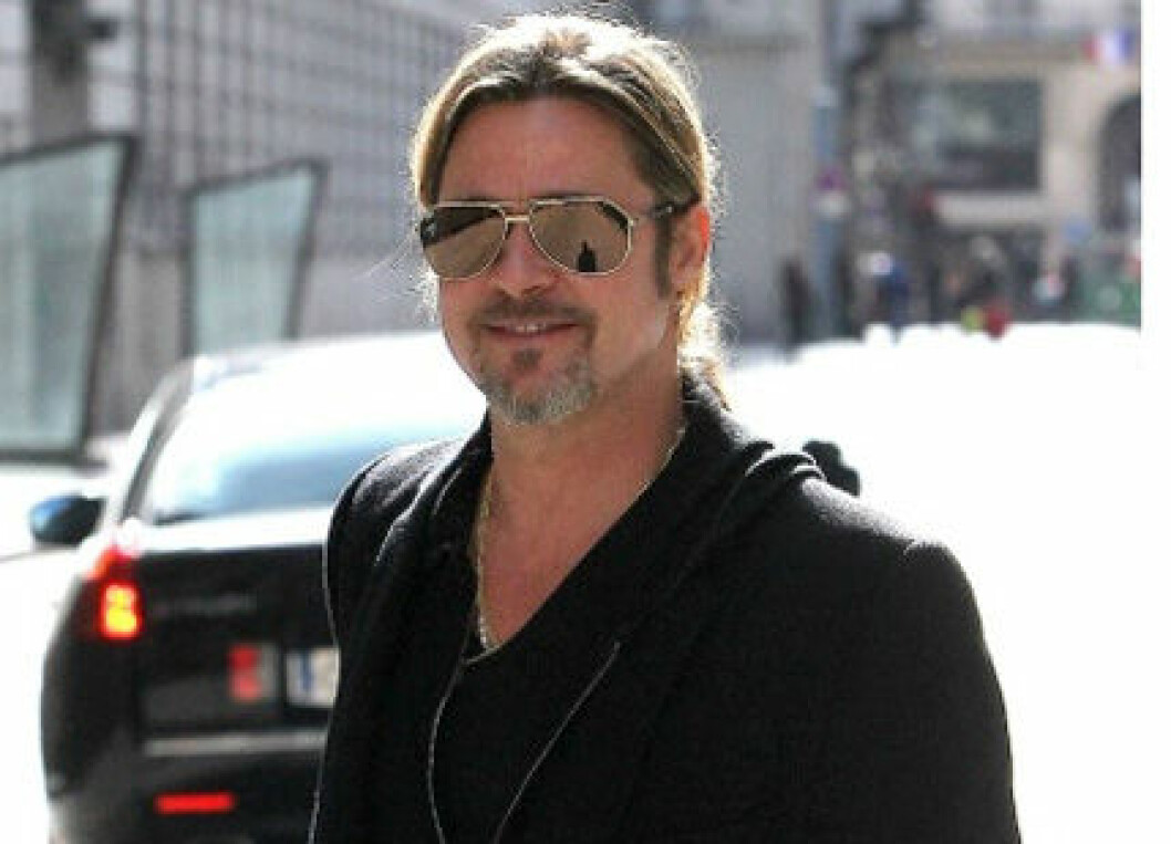 Skådespelaren Brad Pitt i pilotbrillor och svarta kläder
