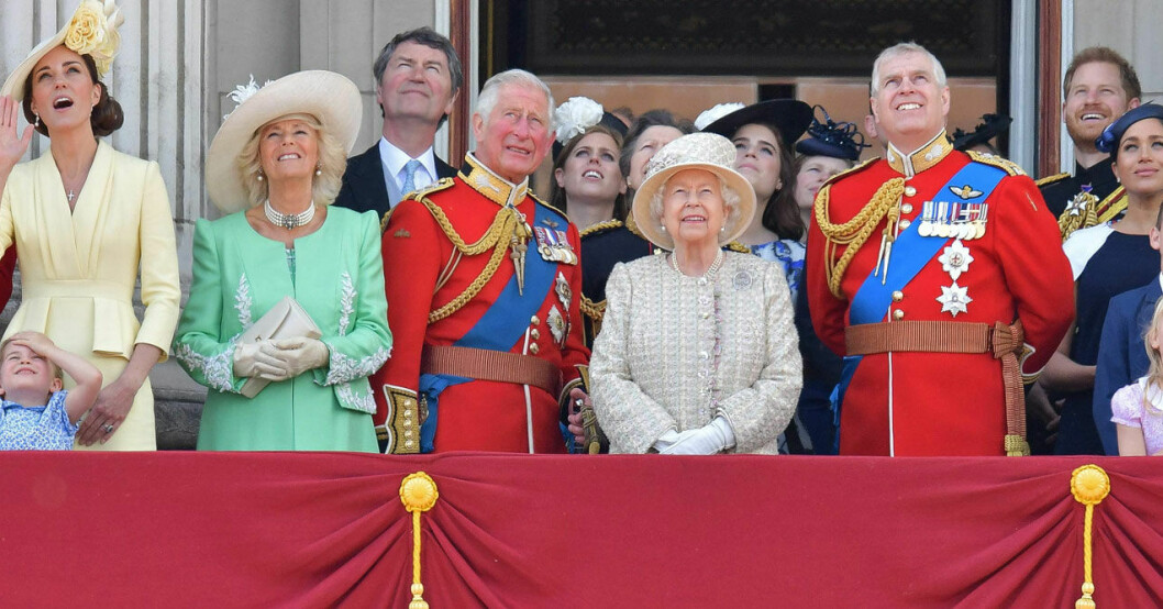 Det stormar rejält kring Buckingham Palace dessa dagar. Brittiska kungafamiljen