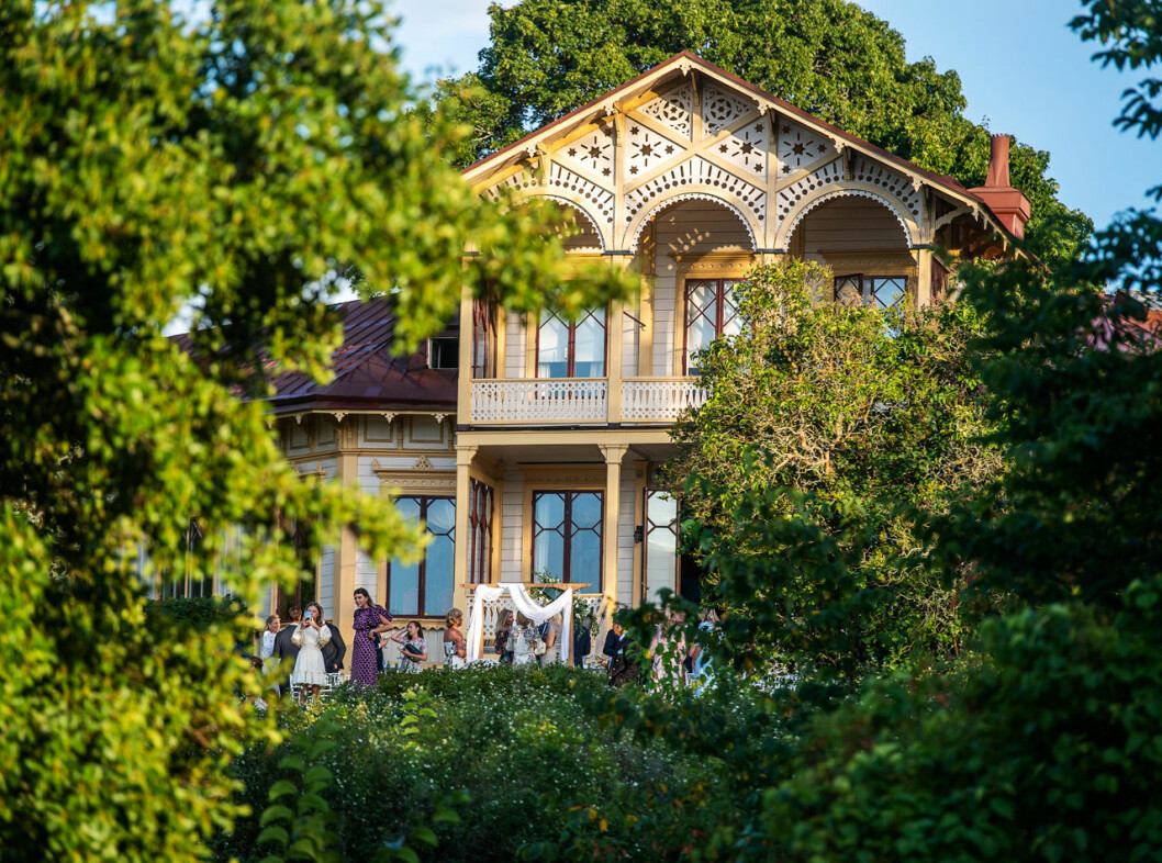12 rum, 394 kvadrat och massor av snickarglädje. Här bor man ståndsmässigt med utsikt över Ulriksdals slott. Familjen Brodins hus Loviseberg i Ulriksdals slottspark.