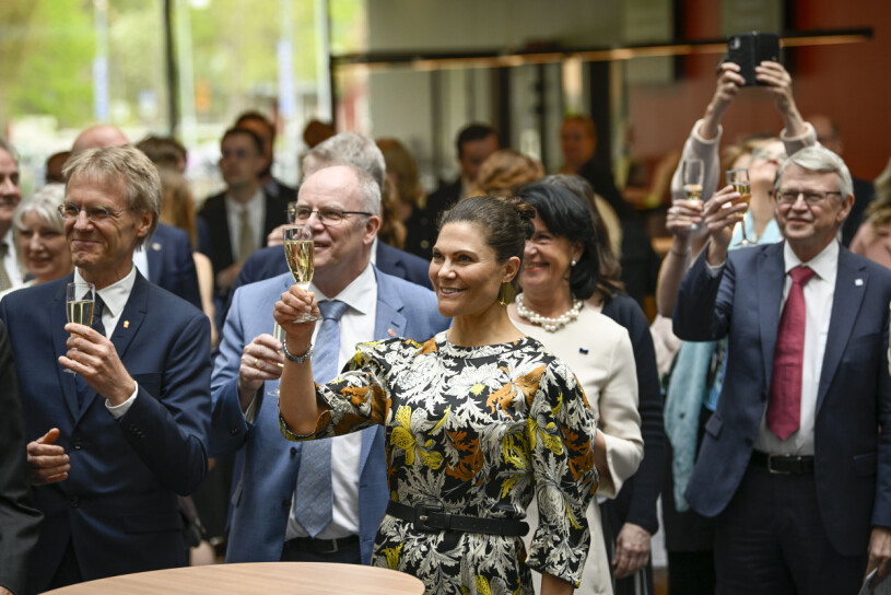 En vacker kronprinsessa skålar för det nya bygget! Kronprinsessan Victoria