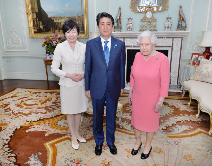 Drottning Elizabeth tillsammans med Shinzo Abe och hans fru <strong></strong>Akie 2016.<strong></strong> Drottning Elizabeth och Shinzo Abe