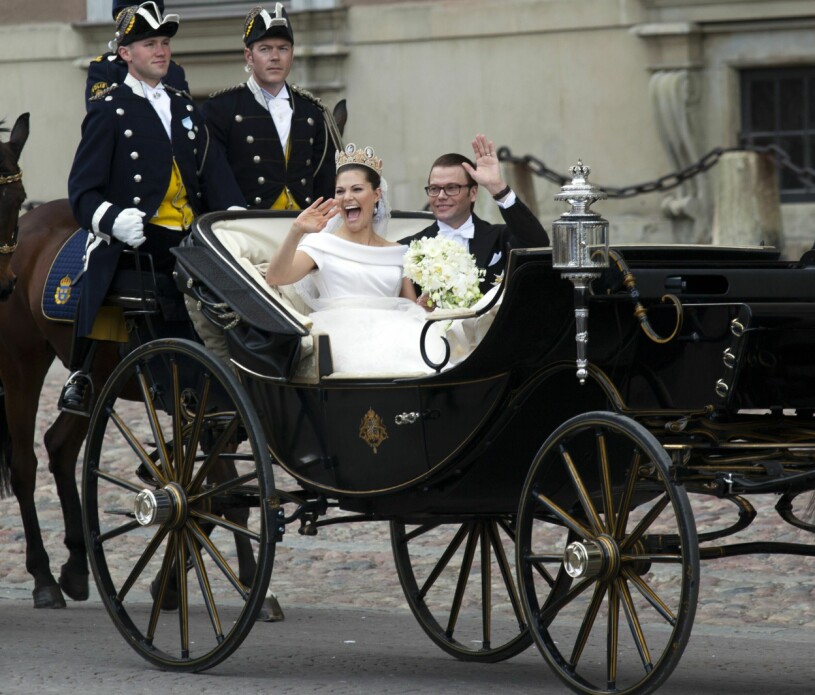 Kronprinsessan Victoria och prins Daniel på kortege genom Stockholm efter bröllopet 2010.