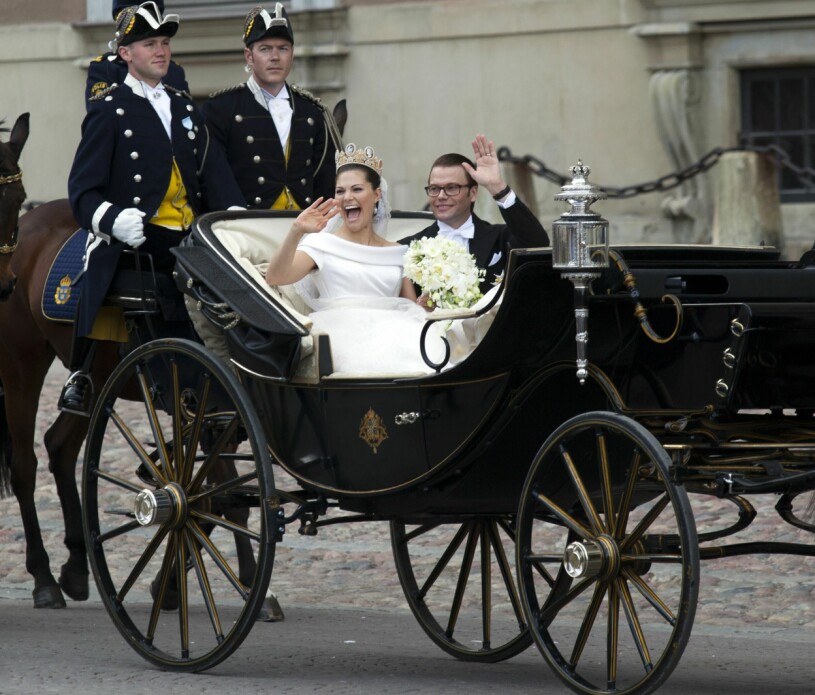 Ett vackert kronprinsesspar som fullständigt strålade när de mötte folket! Kronprinsessan Victoria och prins Daniel på kortege genom Stockholm efter bröllopet 2010.